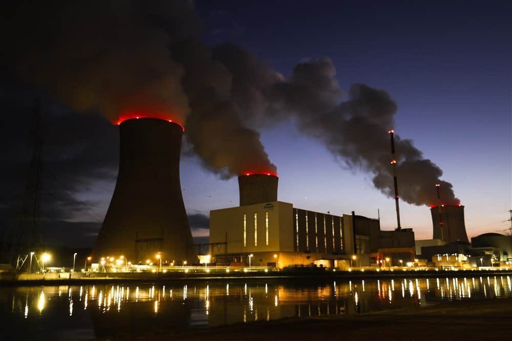 Centrale nucléaire de Tihange, émettant de la vapeur à a tombé de la nuit.